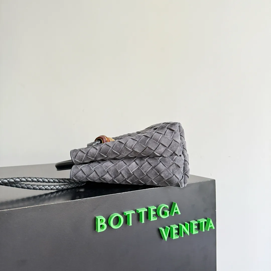 The new Andiamo batch of 3060 BV is shipped‼ ️The classic intercciato weaving process is used to create a soft bag, the metal knot is made of micro-cast aluminum using jewelry technology🪢, and the decorative beads are made of metal and hand-polished oak, allowing you to jump repeatedly between elegance and fun💃, making it unpredictable. Classic and versatile, it shows off your temperament, and the bag has a large capacity, making it very convenient for daily commuting! It has a variety of carrying methods, the shoulder straps can be adjusted by yourself, the original lambskin feels soft and delicate, and the unisex style breaks gender boundaries and brings a more practical and long-lasting use experience. The Andiamo, which has both elegant and casual styles, perfectly interprets the "fashionable old money style". Style number: 743568+wood hardware Color: suede graphite gray Size: 25*22*10.5cm